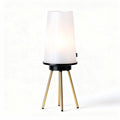 Tafellamp van kunststof in wit en goud met een afmeting van 20 x 20 x 40cm